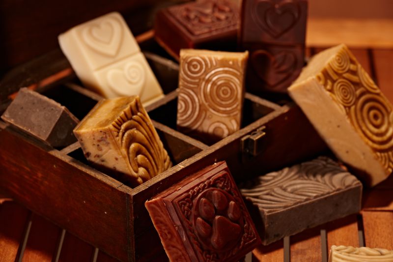 木质盒子中的手工皂