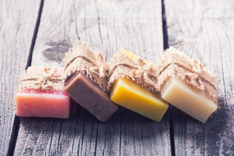 木板上的手工肥皂