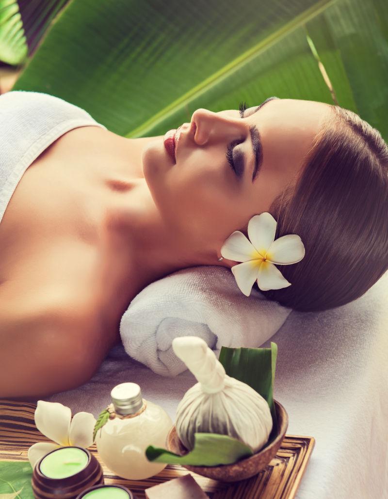 按摩床上享受spa水疗美容的美女