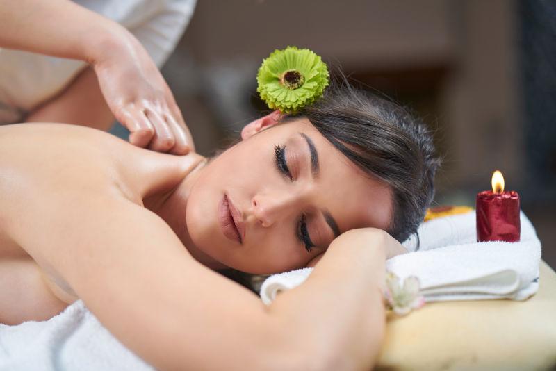 按摩床上享受精油按摩的美女