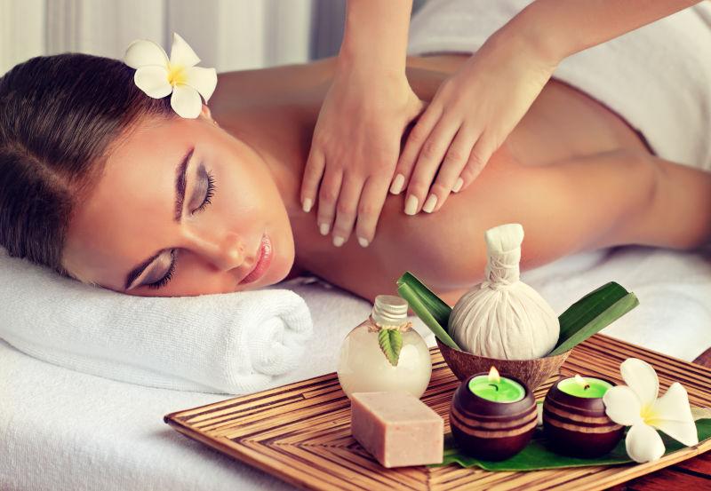 享受身体按摩的美女