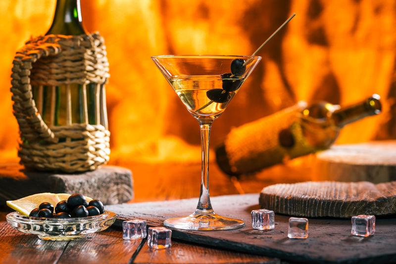 黄色背景下木桌上的鸡尾酒和冰块以及水果