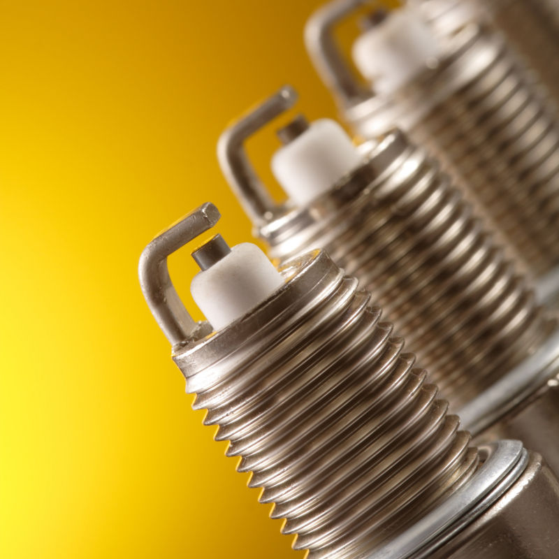 金黄色背景前的火花塞