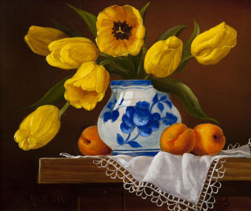 木色背景下的青花瓷瓶里的黄色花朵油画