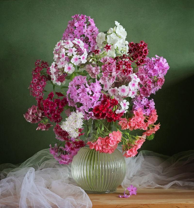 桌子上玻璃中的美丽花束