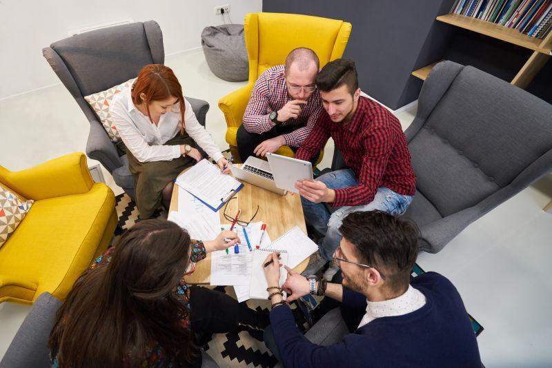 坐在桌子旁的团队