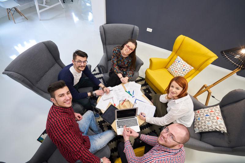 坐在一起在写作人们