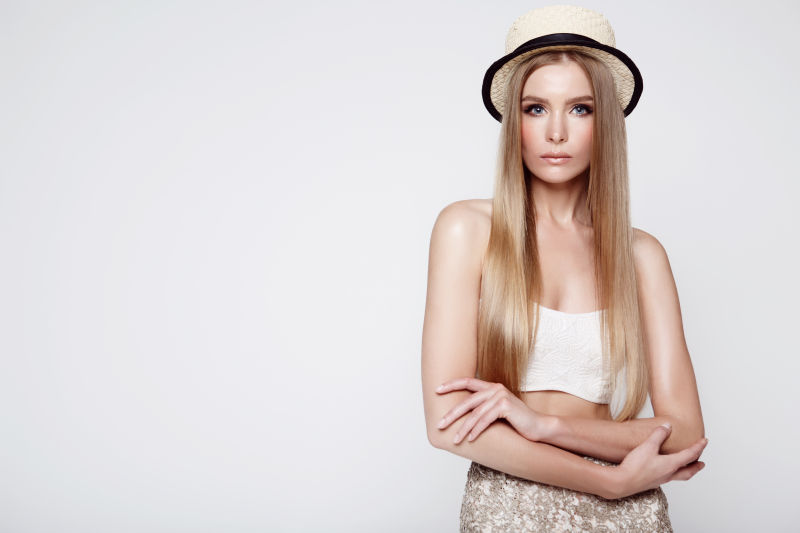 带着草帽的长发时装模特