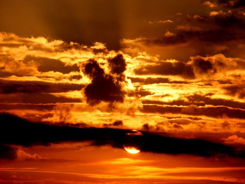 落日时红色的火烧云