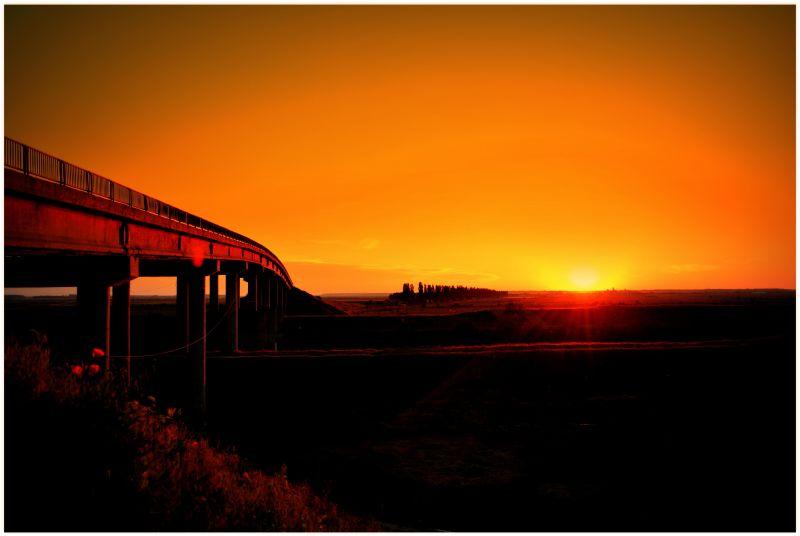 日落下的桥