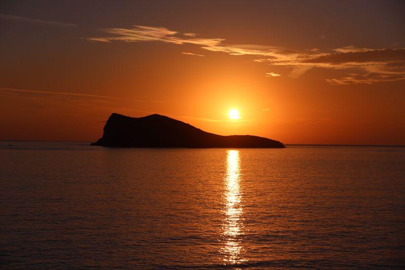 海面小岛上美丽的落日