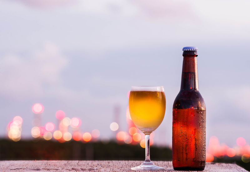 装在高脚杯和啤酒瓶里的啤酒