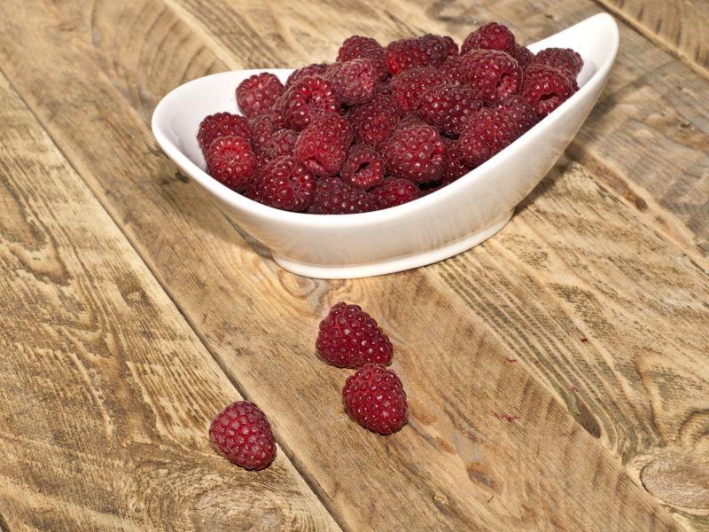 白色盘子里的成熟树莓