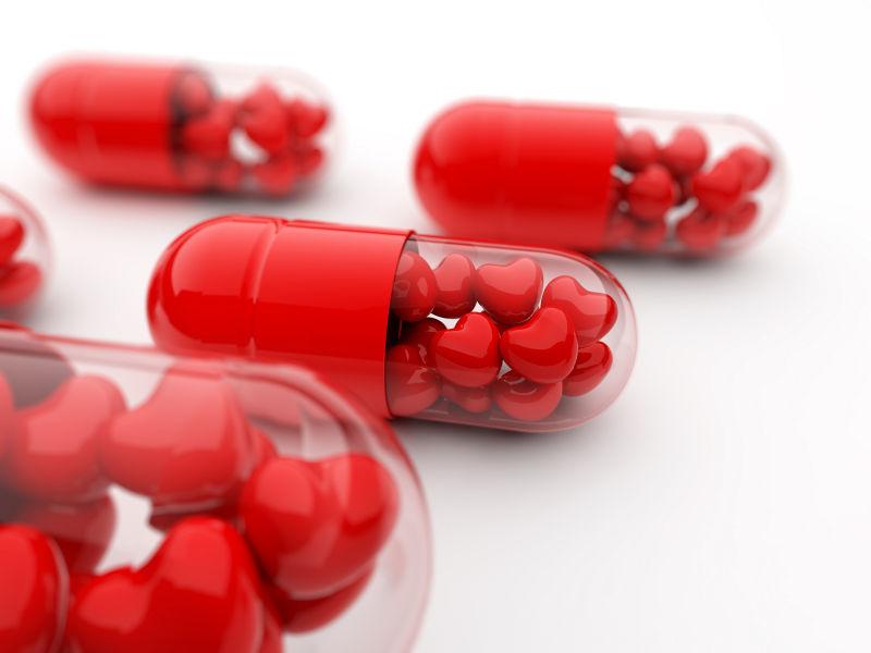 白色背景上的红心胶囊