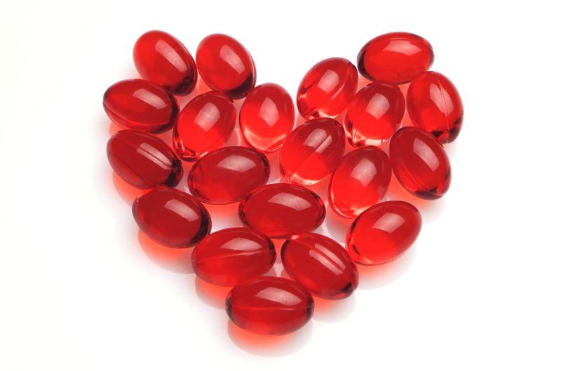 白色背景下组成红心的药丸