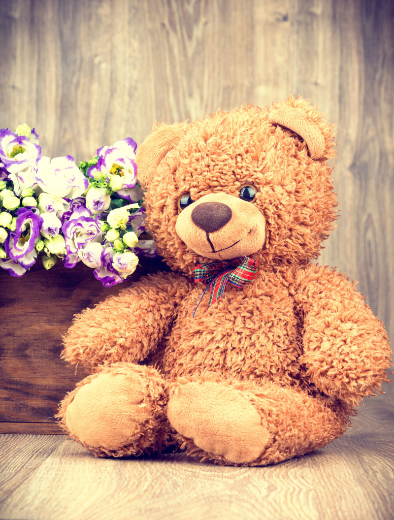 一束花和一只泰迪熊