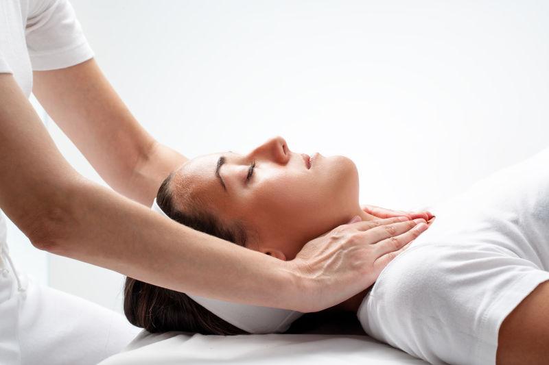 躺着按摩脖子的女人