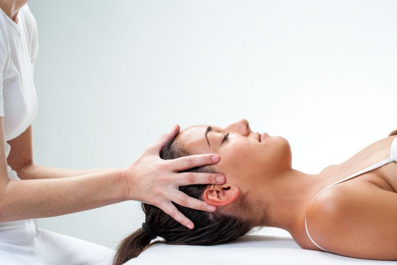 美女正在做头部按摩