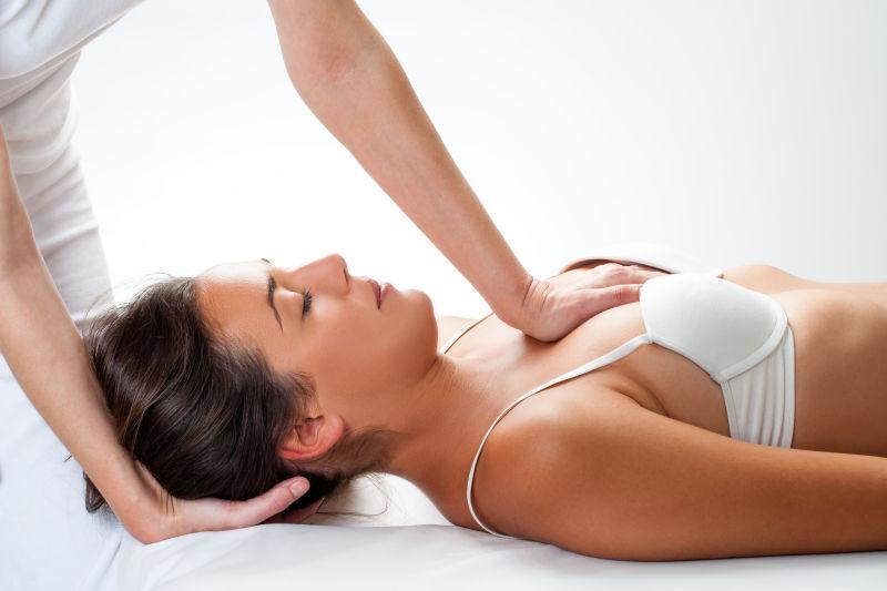 女人正在胸部进行按摩