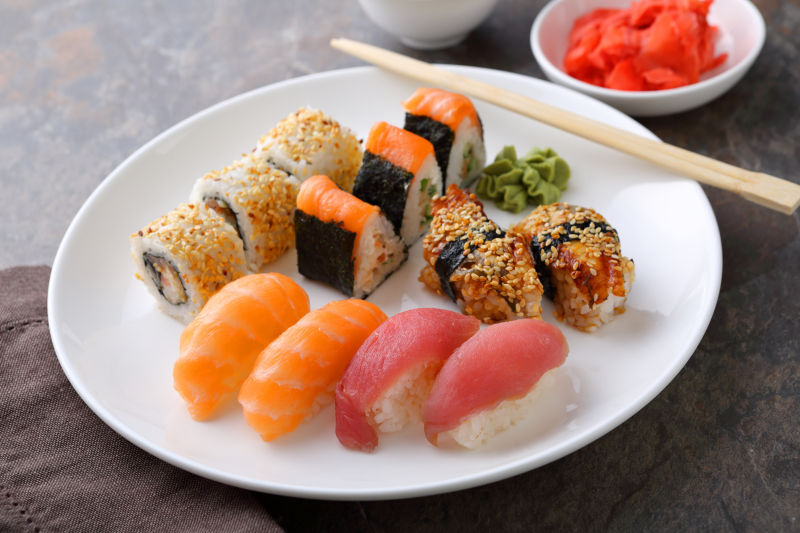 餐桌上的美味寿司图片 精致的寿司摆盘素材 高清图片 摄影照片 寻图免费打包下载