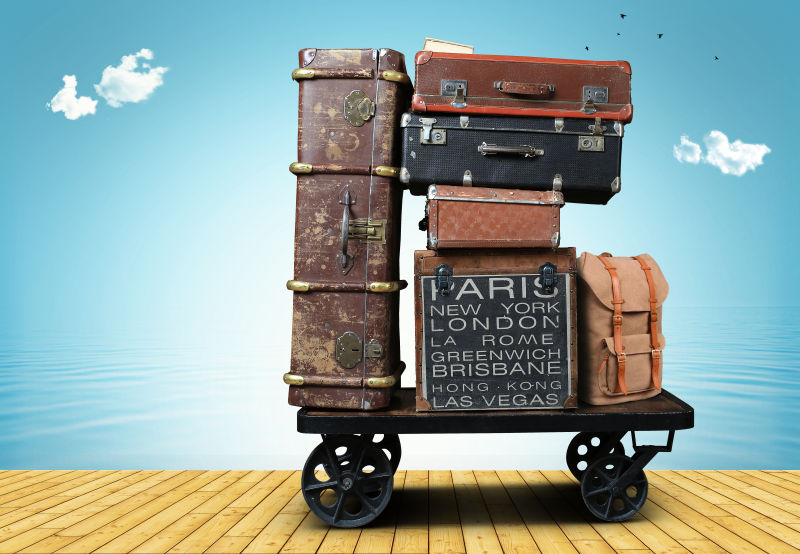 手推车上的行李箱