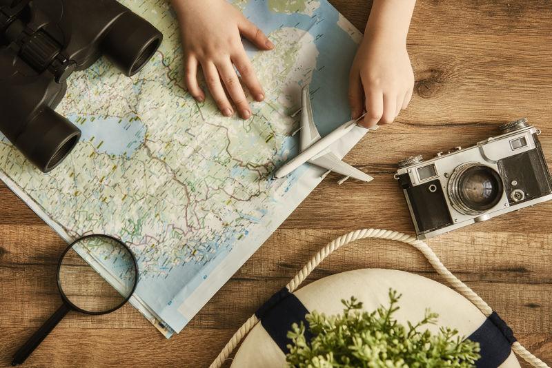 拿着小飞机放在地图上