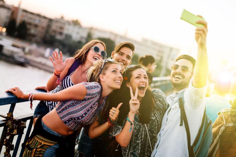 旅游自拍的年轻人