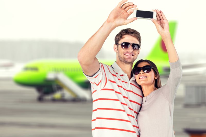 在机场旅旅游的情侣自拍