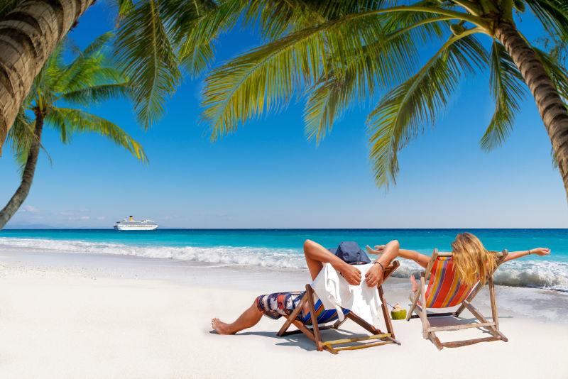 在海滩上度假的情侣