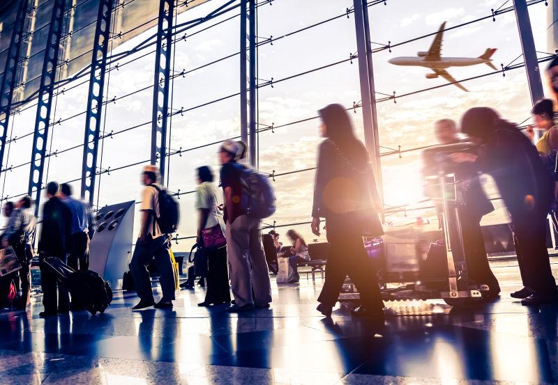 机场旅游度假的人