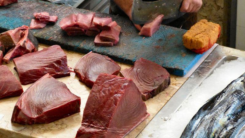 木制背景下切好的海鲜金枪鱼肉块