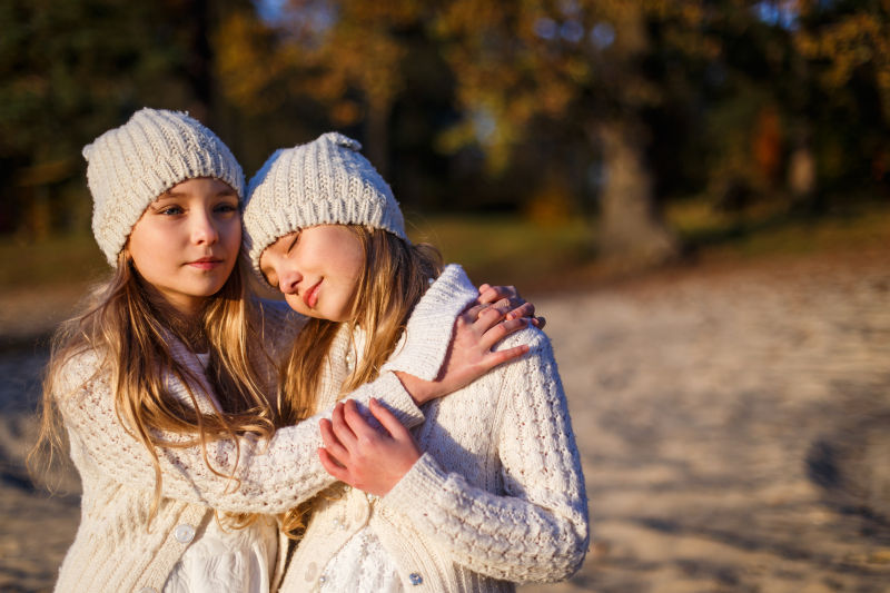 穿着白色毛衣的双胞胎