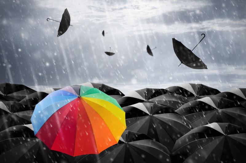 雨中有很多的雨伞
