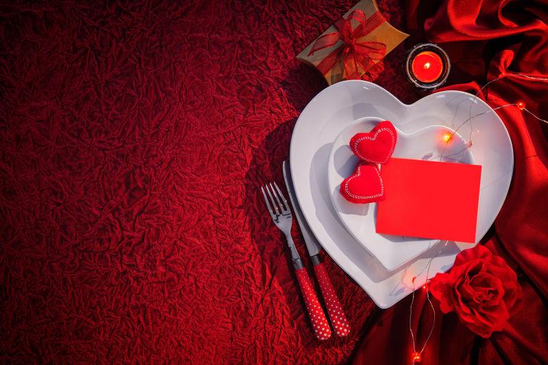 情人节浪漫的餐桌上的情人节礼物与餐具