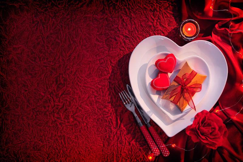 红色桌布与与情人节礼物