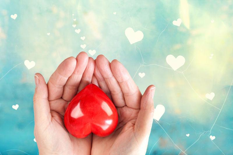 手里捧着一颗红色的心