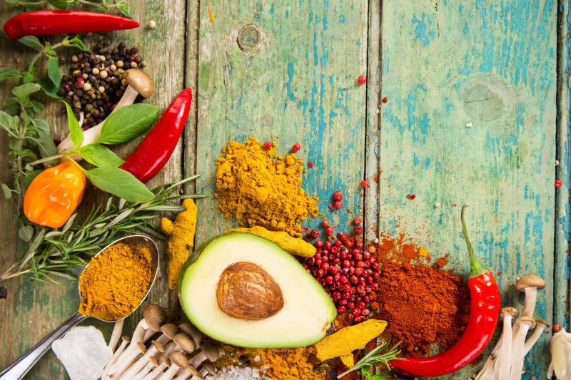 蓝色木制背景中丰富的食物香料