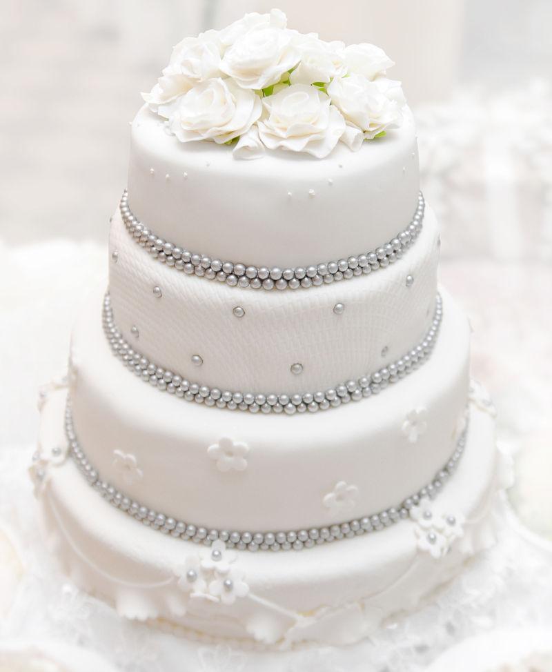 精致的四层花朵珍珠蛋糕