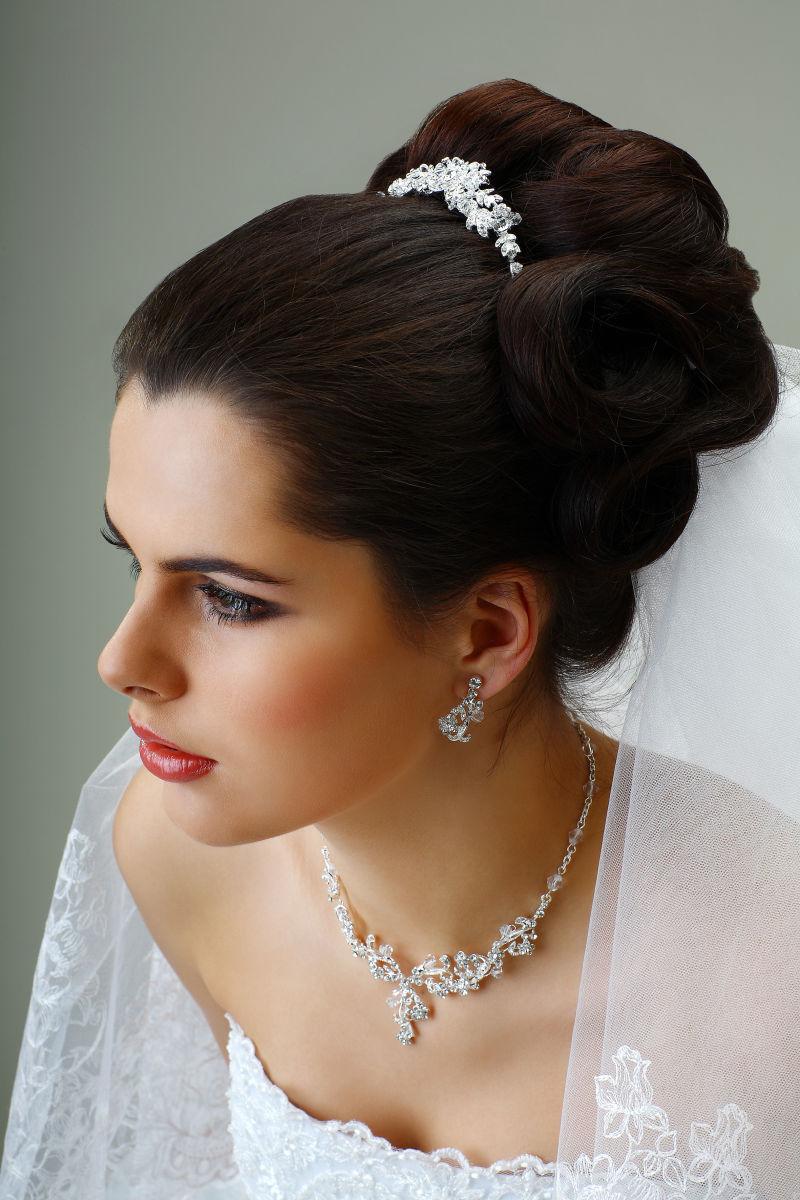 美丽的外国新娘带着闪亮的珠宝