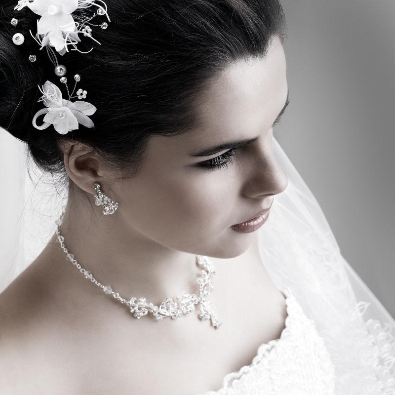 带着珠宝画着精致妆容的美丽新娘