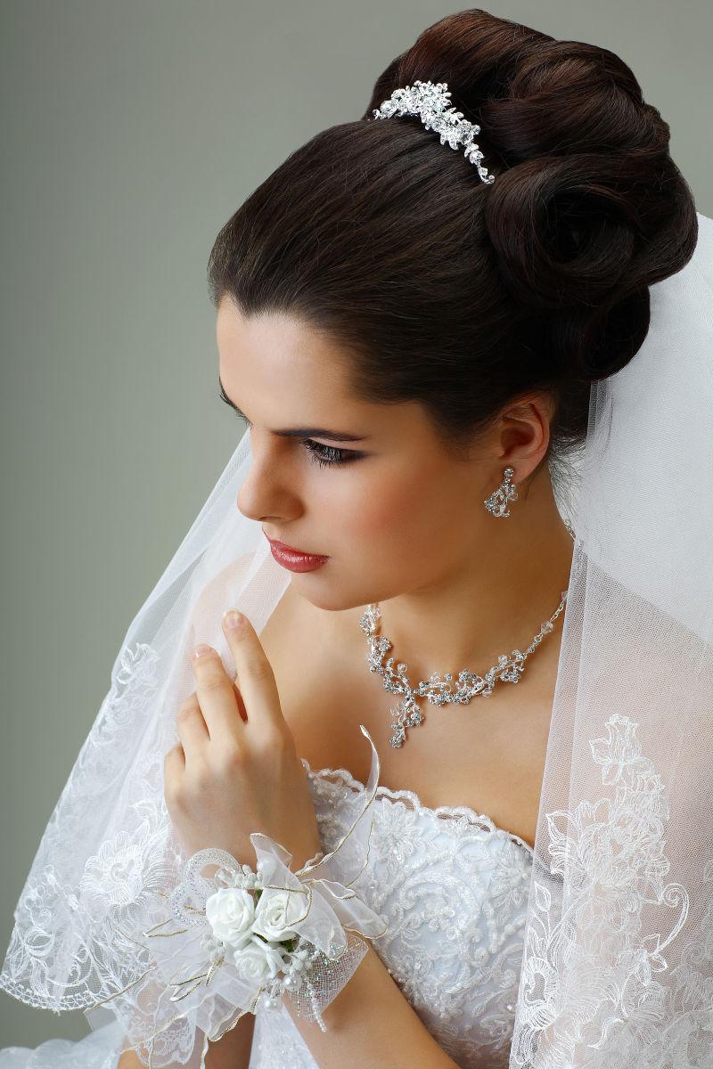 带着精致的珠宝的美丽新娘