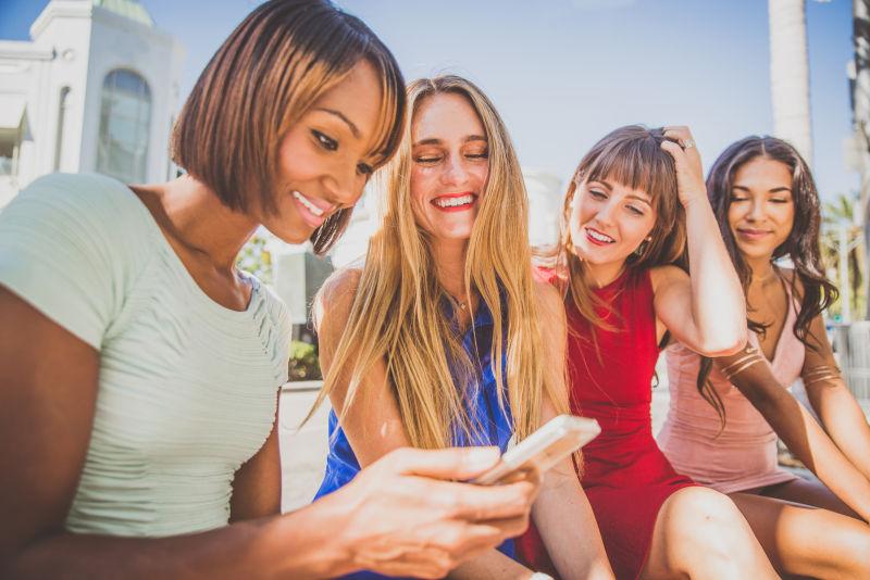 拿着手机聊天的美女们