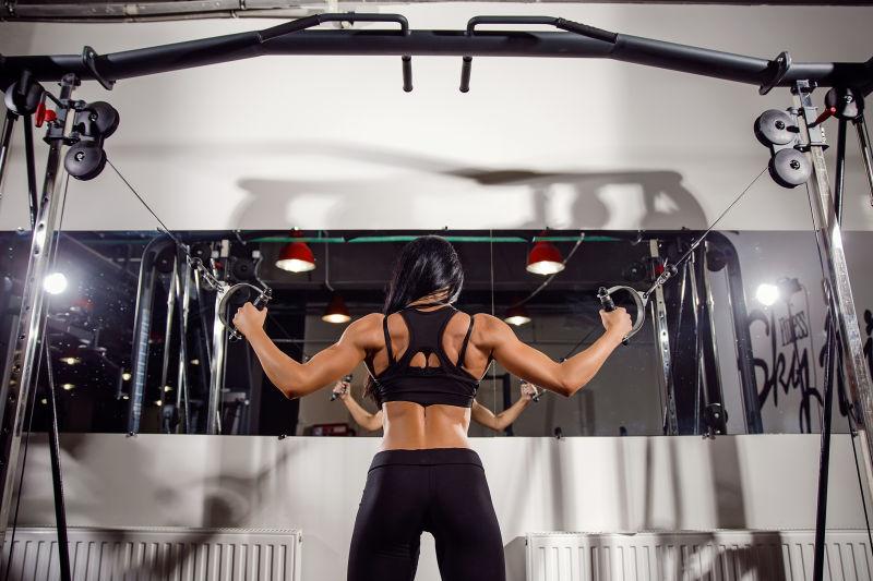 健身房健身的强壮美女