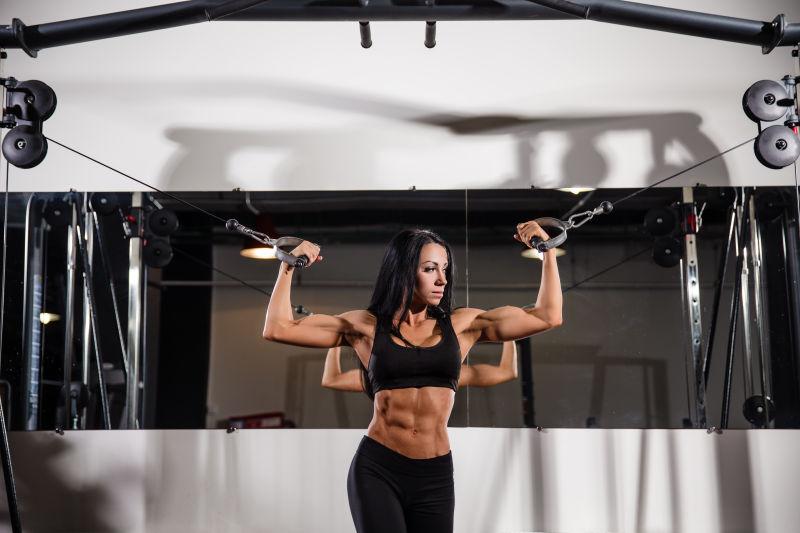 肌肉发达的年轻美女健身