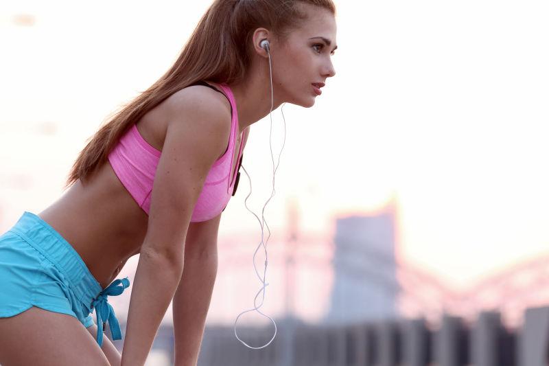 在街上美丽的女孩在做运动