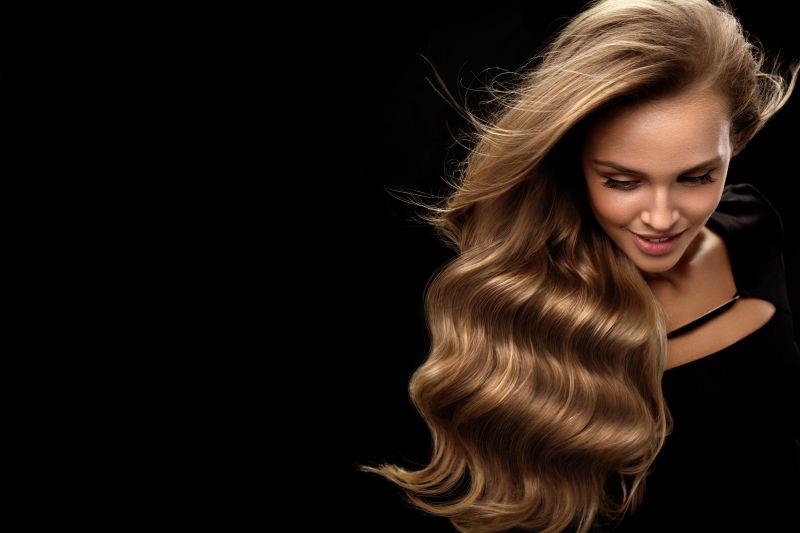 有着一头美丽金色卷发的女人