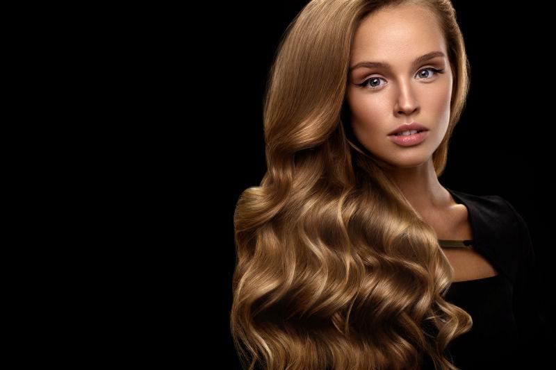 美女模特的卷发