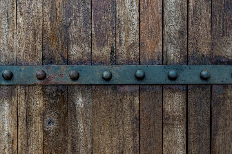 破木墙面上生锈的固定铆钉