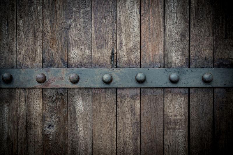 老式木墙面上的固定铆钉