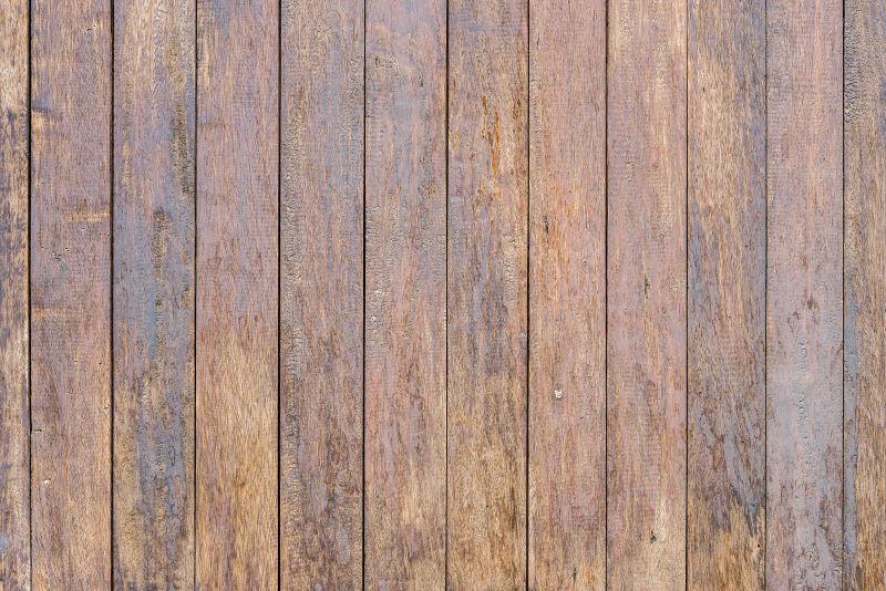 风吹日晒下老旧的木墙面